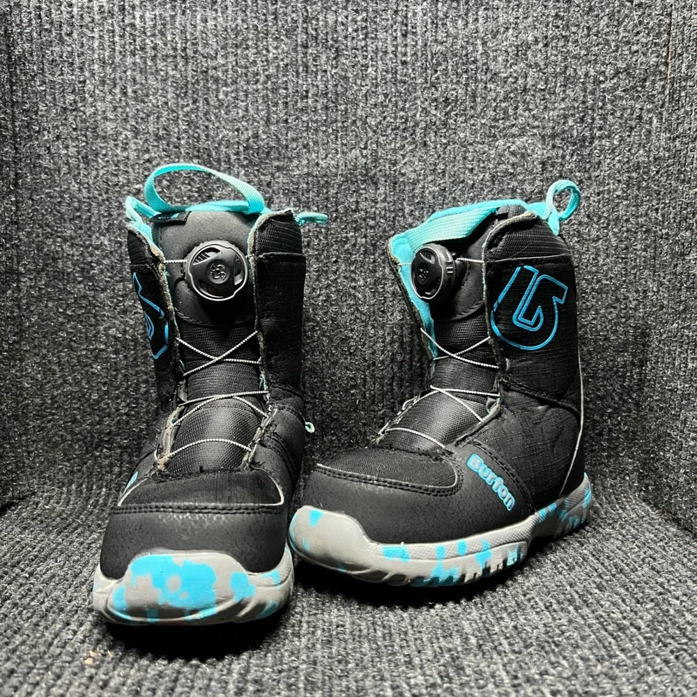 Burton Grom BOA Snowboard Boots Kids 1K Black Blue Winter Sports Gear 15089101